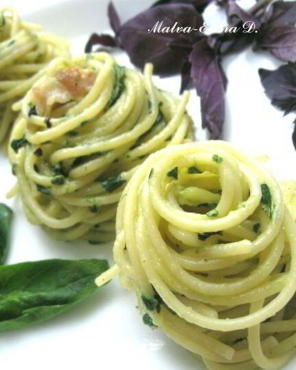 Рецепт спагетти с базиликом, шпинатом и беконом