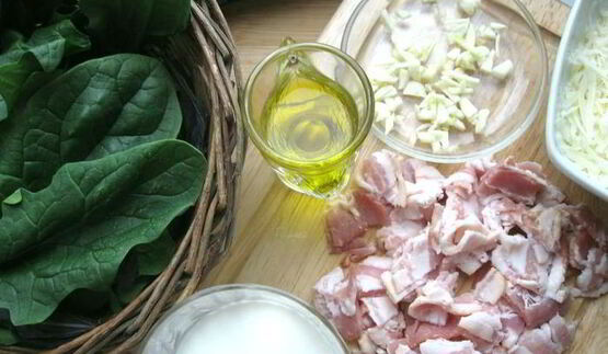 спагетти с базиликом, шпинатом и беконом