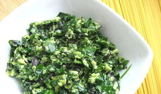 спагетти с базиликом, шпинатом и беконом