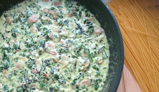 спагетти с базиликом, шпинатом и беконом