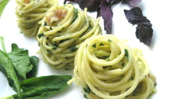 спагетти с базиликом, шпинатом и беконом