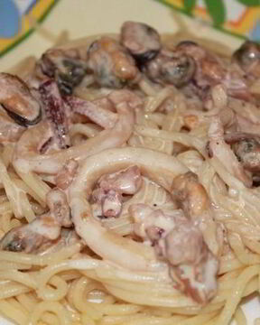 Спагетти с морепродуктами под сырно-сливочным соусом