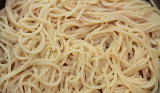 спагетти с морепродуктами под сырно-сливочным соусом