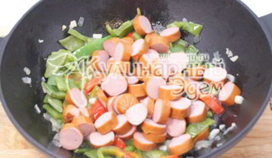 спагетти с овощами и сосисками