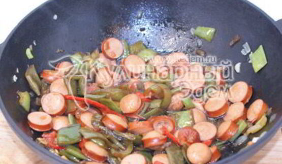 спагетти с овощами и сосисками