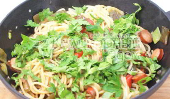 спагетти с овощами и сосисками