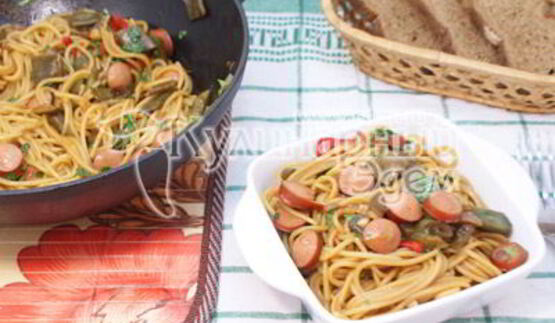 спагетти с овощами и сосисками