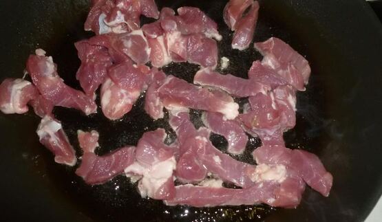 жареная лапша со свининой и шпинатом