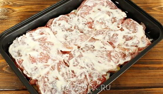 мясо по-французски с картошкой и помидорами