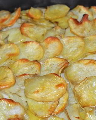 Запеченный картофель с луком по-французски