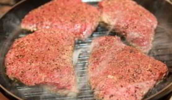 говядина на сковороде гриль