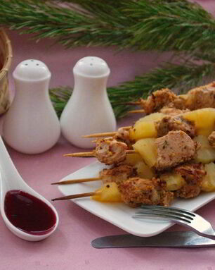 Индейка с ананасами на шпажках