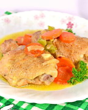 Куриные бедрышки тушеные в сметане