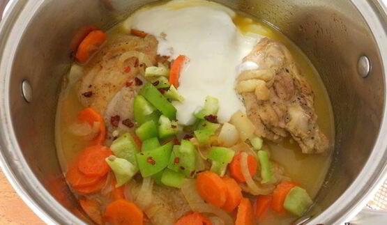 куриные бедрышки тушеные в сметане