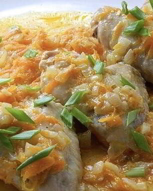 Куриные крылышки в сметанно-чесночном соусе