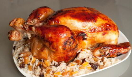 курица, фаршированная рисом и сухофруктами
