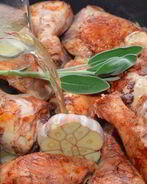 Курица на сковороде с яблоками и специями