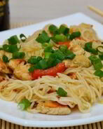 Курица с рисовой лапшой и соевым соусом