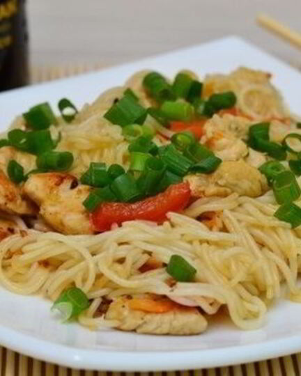 Рецепт курицы с рисовой лапшой и соевым соусом