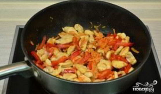 курица с рисовой лапшой и соевым соусом