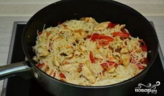 курица с рисовой лапшой и соевым соусом