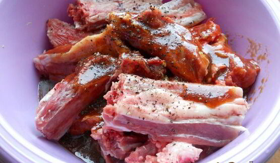 свиные ребрышки в соево-апельсиновом маринаде на сковороде