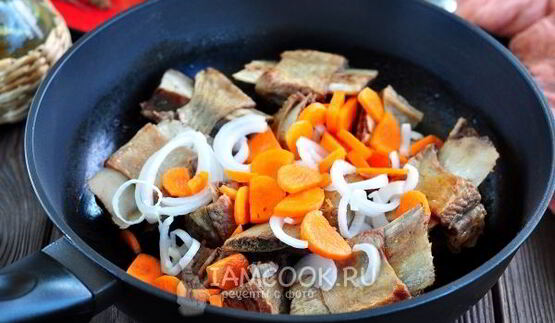 тушеные говяжьи ребра с картошкой