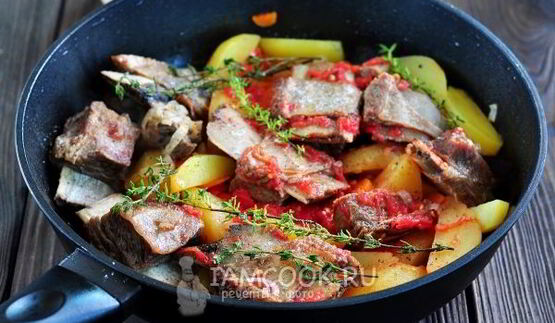 тушеные говяжьи ребра с картошкой