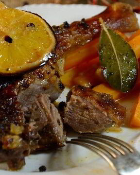 Утиные окорочка с апельсинами в духовке