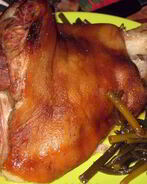 Запеченная в рукаве свиная рулька с чесноком и чесночными стеблями