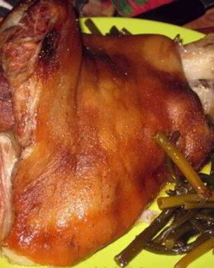 Запеченная в рукаве свиная рулька с чесноком и чесночными стеблями