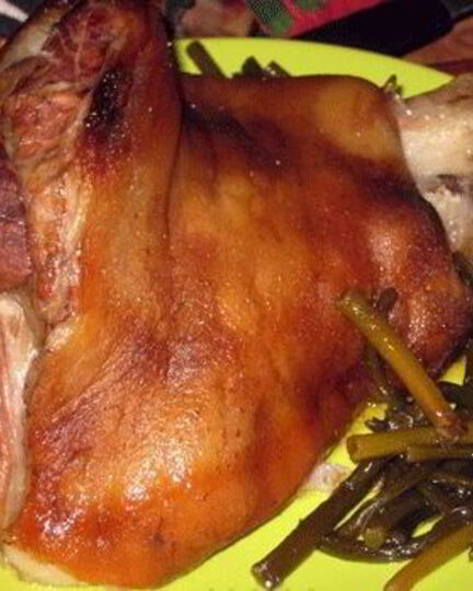 Рецепт запеченной в рукаве свиная рулька с чесноком и чесночными стеблями