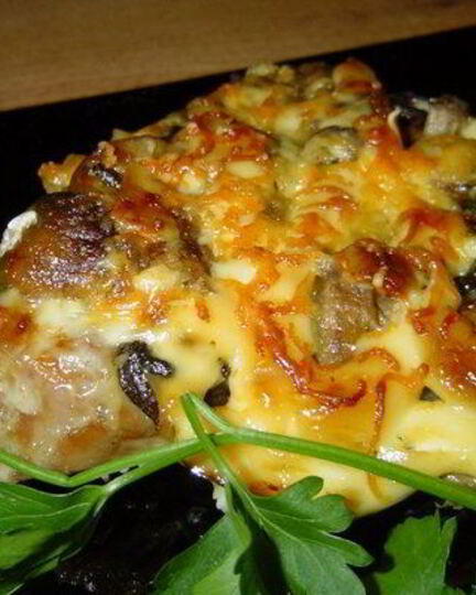 Рецепт запеченных свиных отбивных с сыром и грибами
