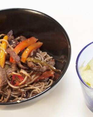 Острая гречневая лапша с говядиной и соевым соусом