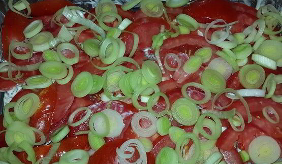 баклажаны с помидорами, запеченные в сырном соусе