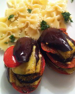 Баклажаны, запеченные с сыром фета и помидорами