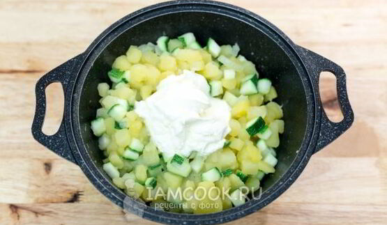 кабачки, тушенные с картошкой в сметане