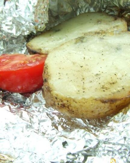 Рецепт картофеля в фольге с маслом на углях