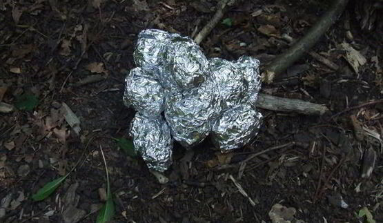 картофель в фольге с маслом на углях