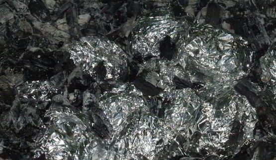 картофель в фольге с маслом на углях