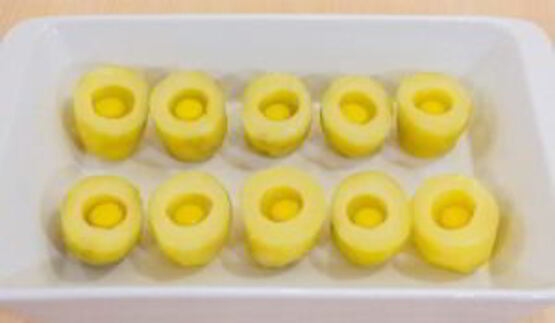 картофель, запеченный с перепелиными яйцами