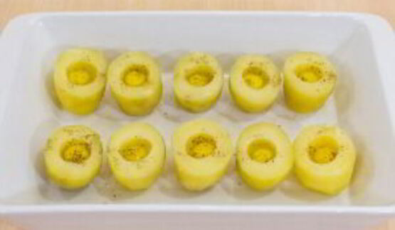 картофель, запеченный с перепелиными яйцами