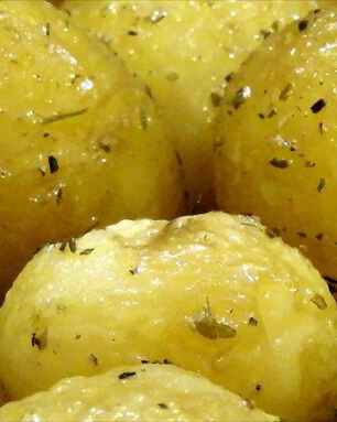 Молодой картофель, запеченный в духовке