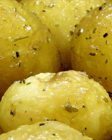 Рецепт молодого картофеля, запеченного в духовке