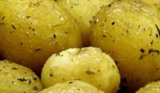 молодой картофель, запеченный в духовке