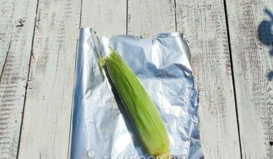 печеная на углях кукуруза с сыром