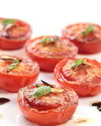 Помидоры на гриле с чесноком, орегано и пекорино-романо