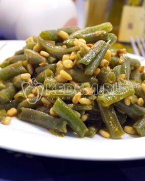 Стручковая фасоль с кедровыми орешками