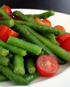 Стручковая фасоль с помидорами черри