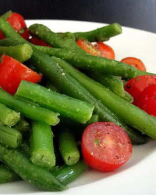 Стручковая фасоль с помидорами черри